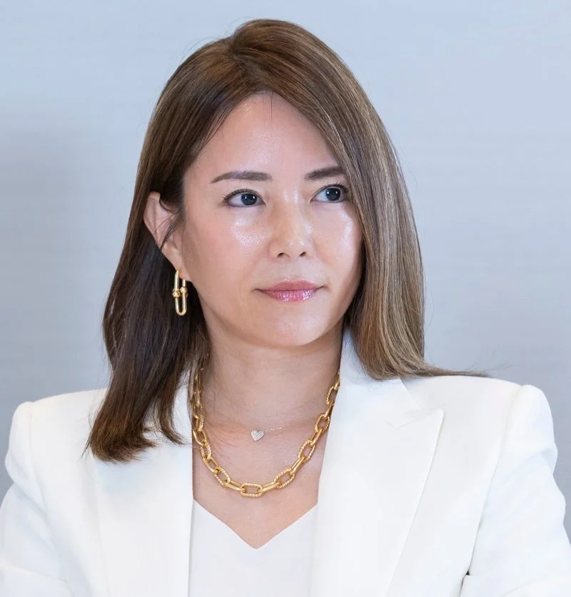 白のジャケットとゴールドのネックレスを身につけた河村真木子氏
