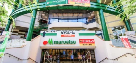 マルエツ、サンドラッグ、ビバホームなどの店舗が入居する商業施設の入口を捉えた画像