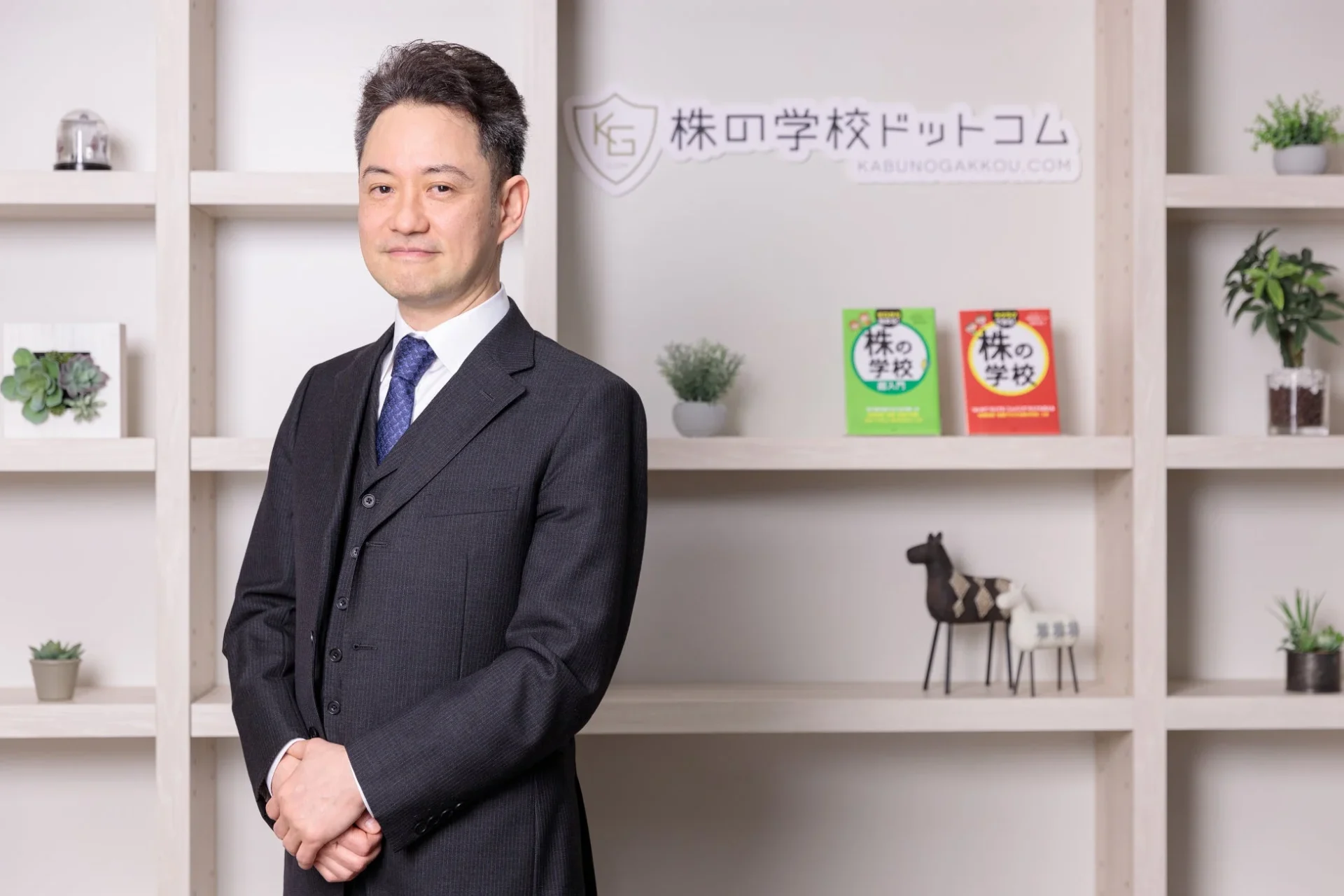 スーツを着た日本人男性