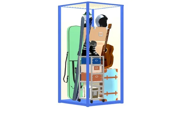 透明な枠の収納棚に、スキー板、ブーツ、ヘルメット、アコースティックギター、スーツケース、様々な収納ボックスなどが効率的に積み重ねて保管されている様子