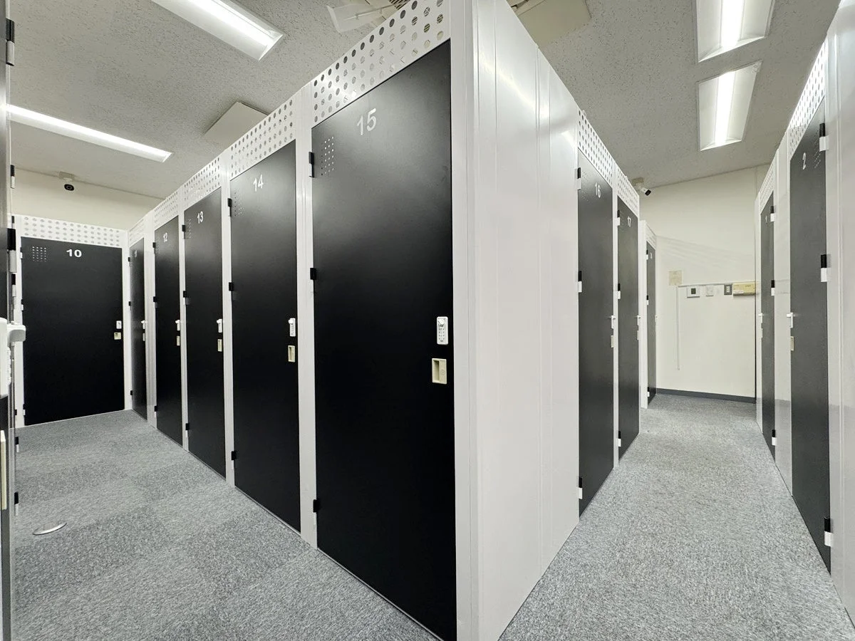 白を基調とした清潔で現代的な室内型レンタル収納スペースの通路