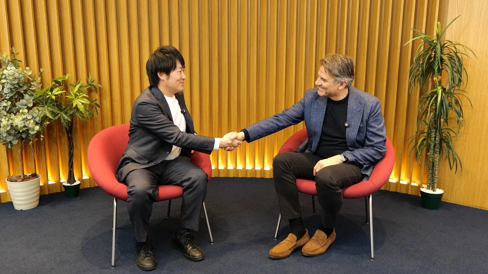 対談後に握手する鳥海翔氏とジェレミー・シュワルツ氏