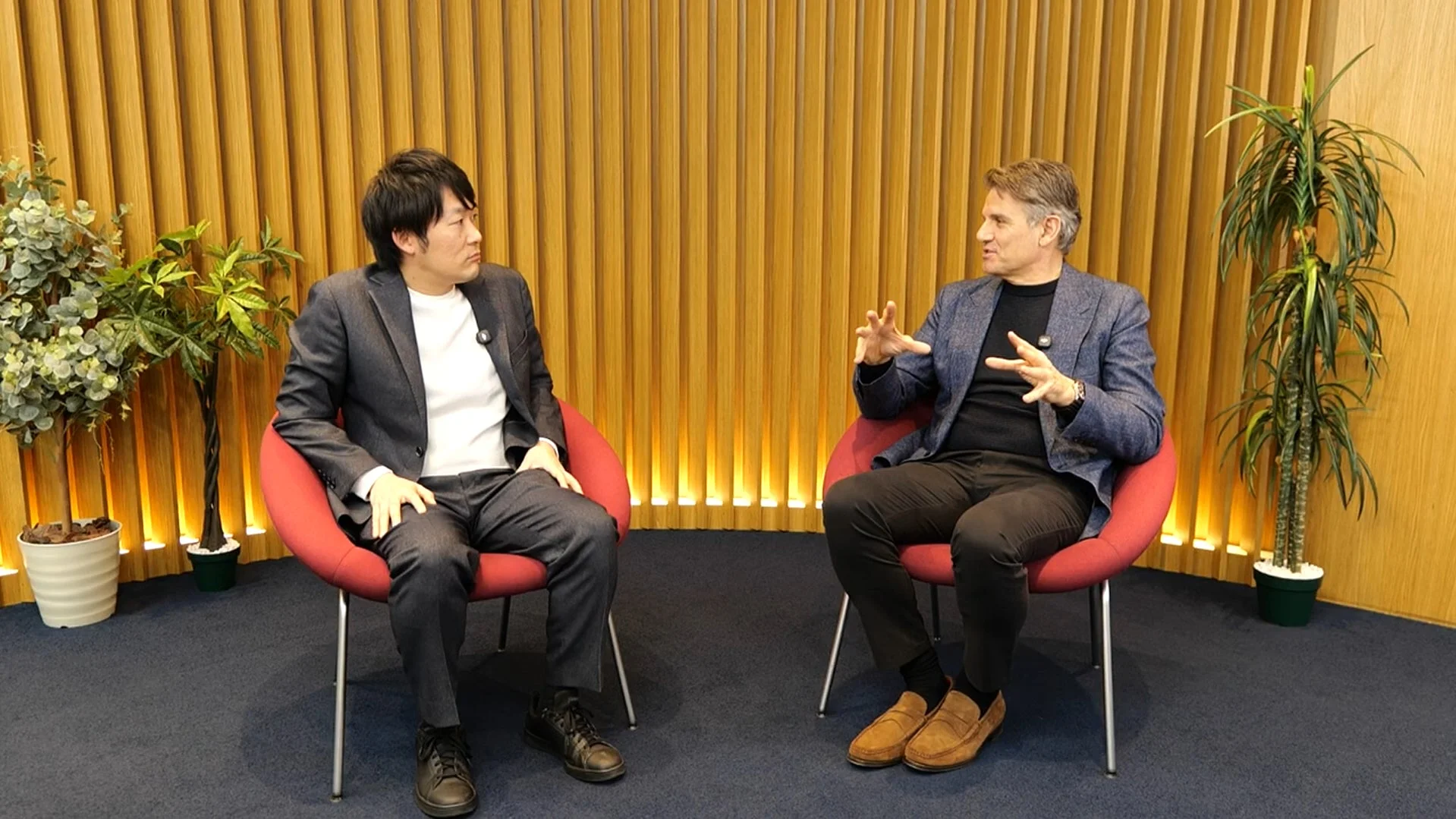 対談中の鳥海翔氏とジェレミー・シュワルツ氏