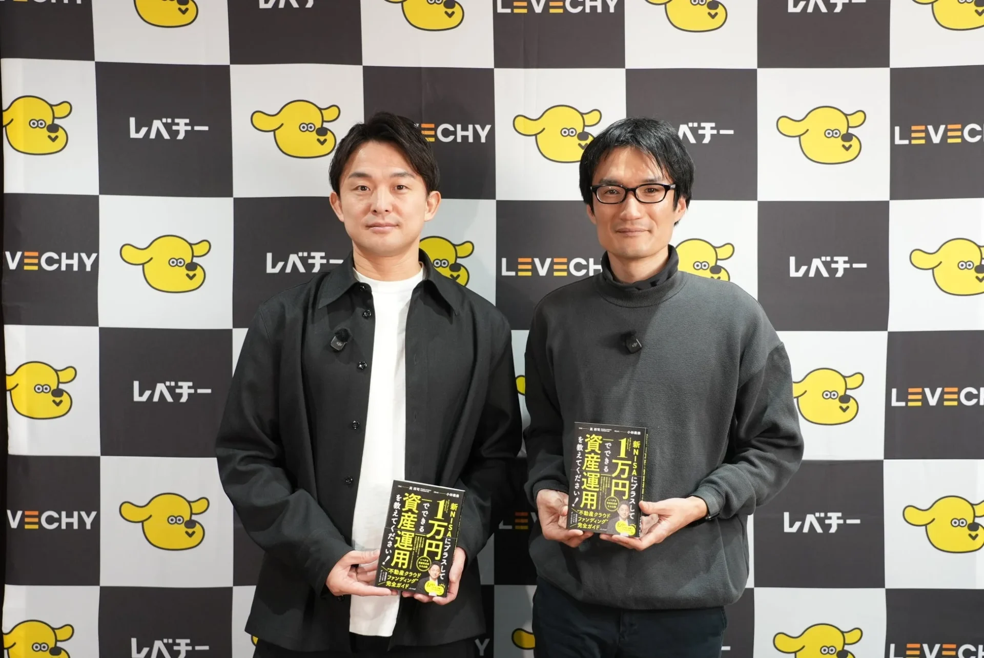 書籍を持つ高将司氏と小林義崇氏