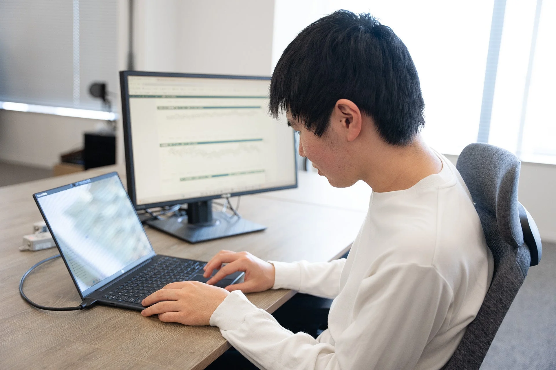 データ分析に集中する担当者