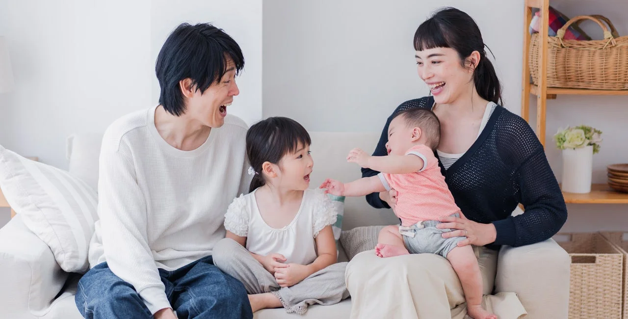 リビングで笑顔で団らんする家族