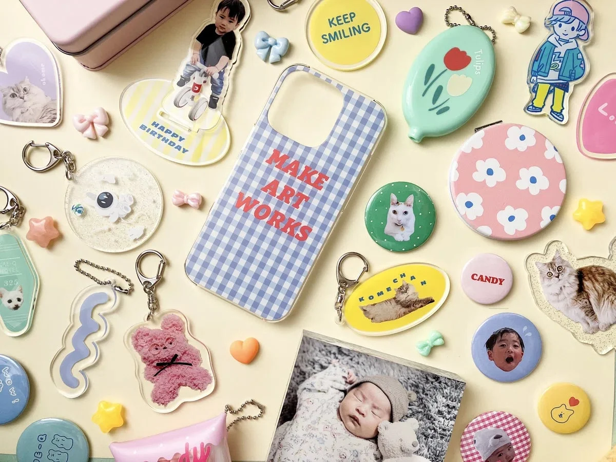 キーホルダー、バッジ、スマホケース、ミラーなどの雑貨が並んでいます
