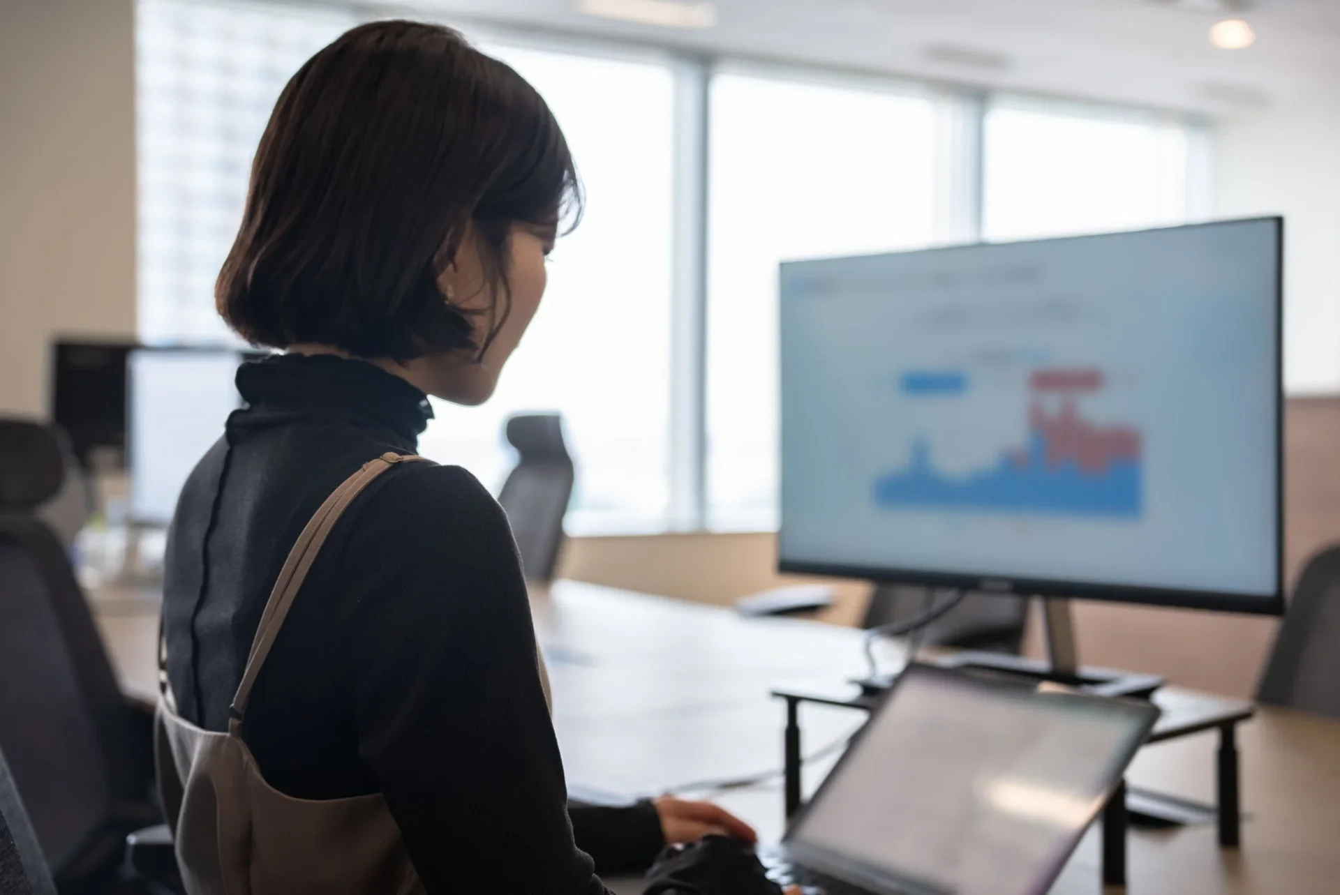 データ分析と打ち合わせの様子