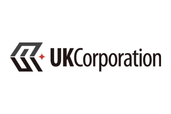 「UK Corporation」という社名と、その横に特徴的な幾何学模様のロゴマークが配置された企業ロゴの画像です
