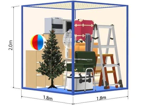 高さ2.0m、幅1.8m、奥行き1.8mの収納スペースに、クリスマスツリー、家電、スーツケース、脚立など多様な荷物が効率的に詰め込まれた様子を示す