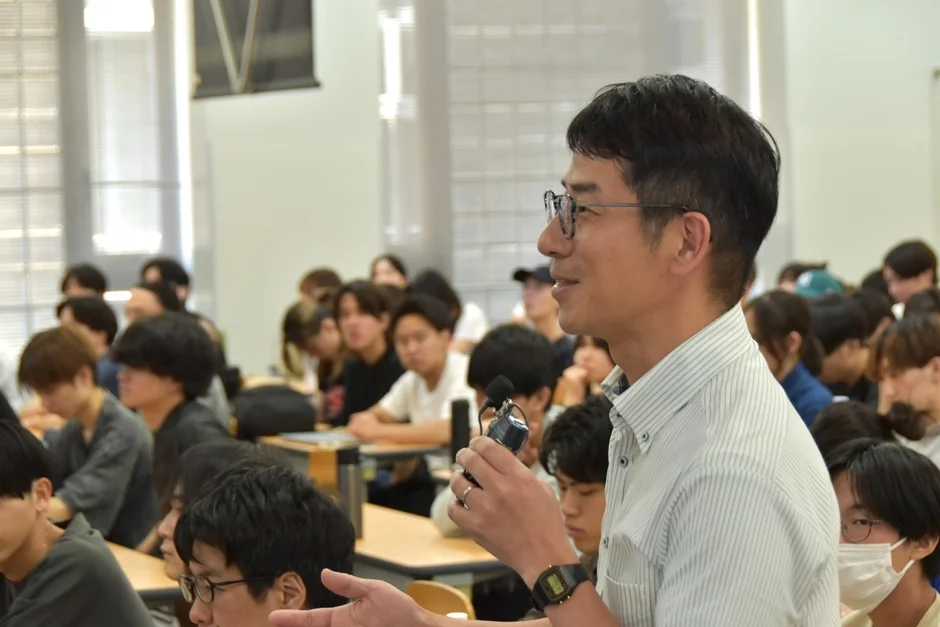 学生に語りかけるたけぞう氏