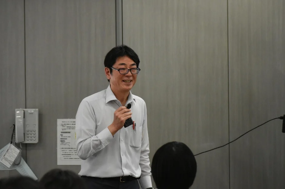 マイクを片手に笑顔で話すたけぞう氏