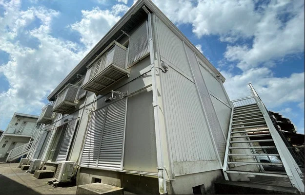 アパート,集合住宅,建物,外観,階段,バルコニー,青空,雲,日中,不動産