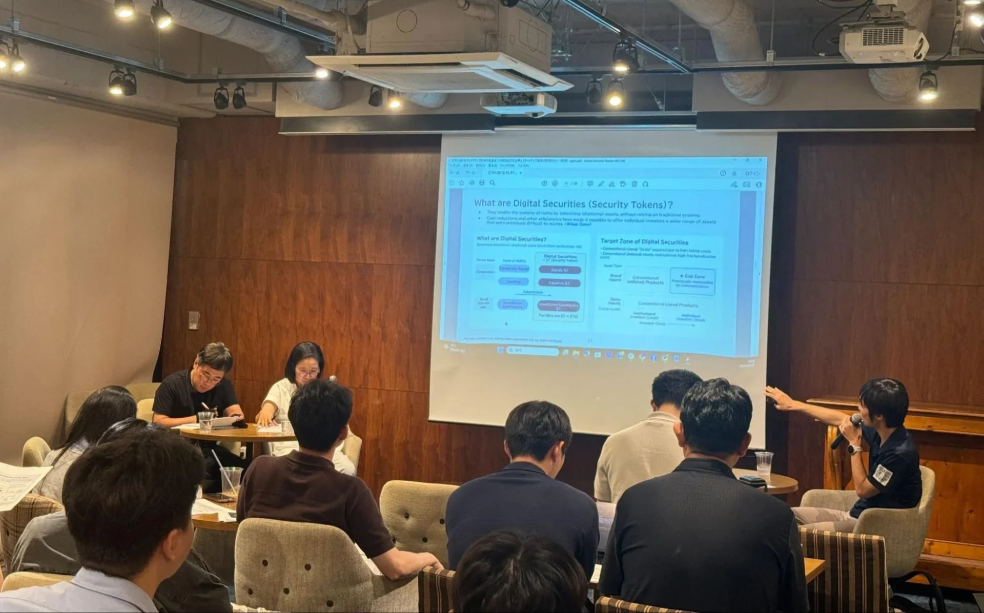 会議室でデジタル証券(セキュリティトークン)に関するプレゼンテーション