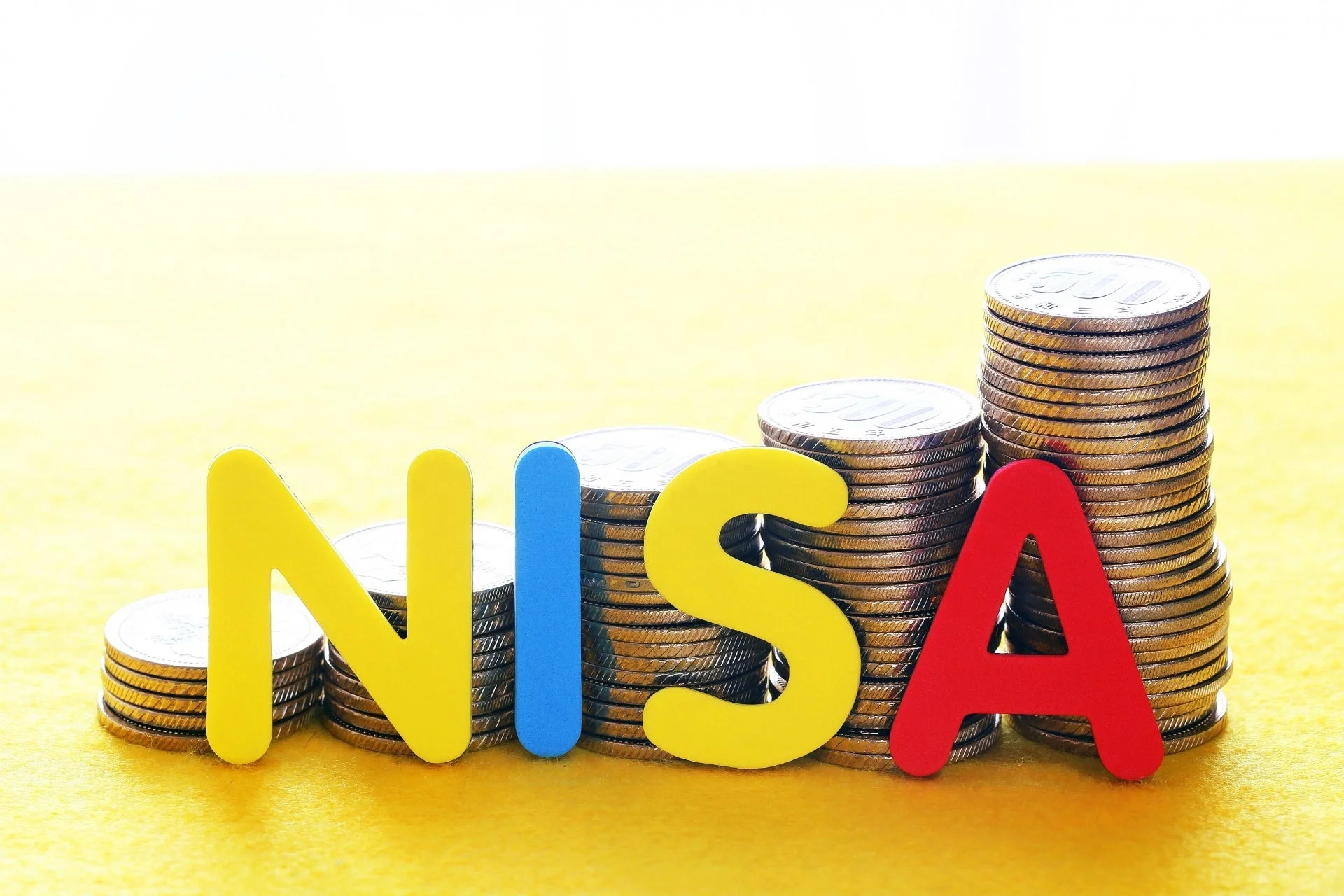 NISAの文字と積み上げられた500円玉