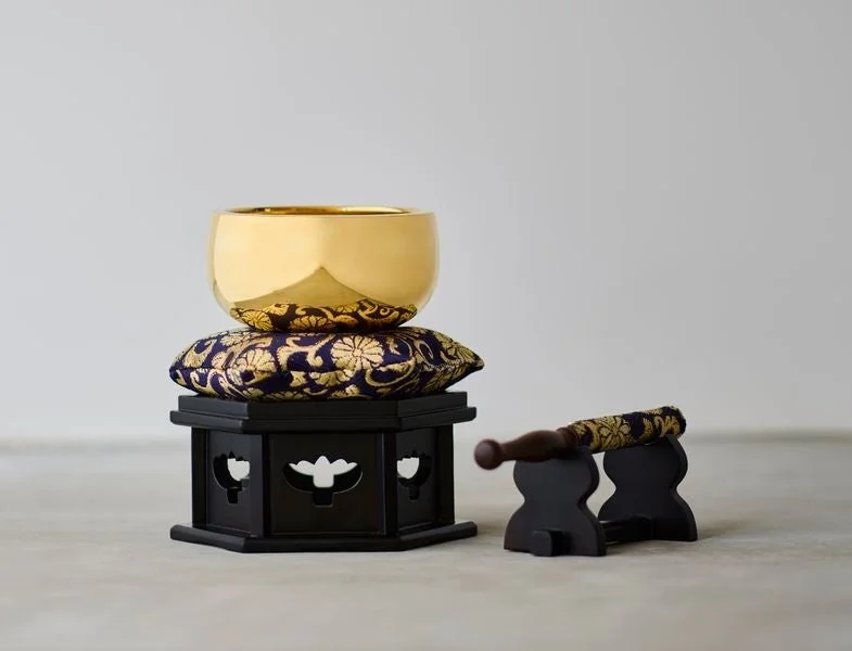 金色に輝く仏具のおりん