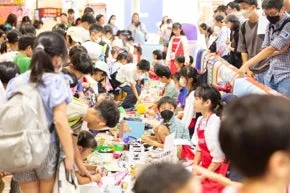 大勢の子供たちが集まる屋内のイベントの様子